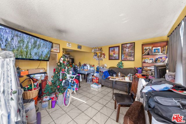 1114 S Kern Avenue, Los Angeles CA: https://media.crmls.org/mediaz/1b77ba44-f67d-44fd-82b1-4dced0549365.jpg