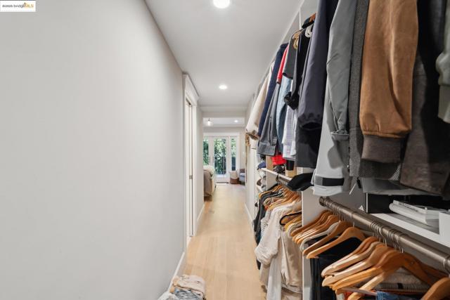 946 Alma Pl, Oakland CA: https://media.crmls.org/mediaz/1b78f08c-9e0a-491d-b800-36fa2e4a8af5.jpg