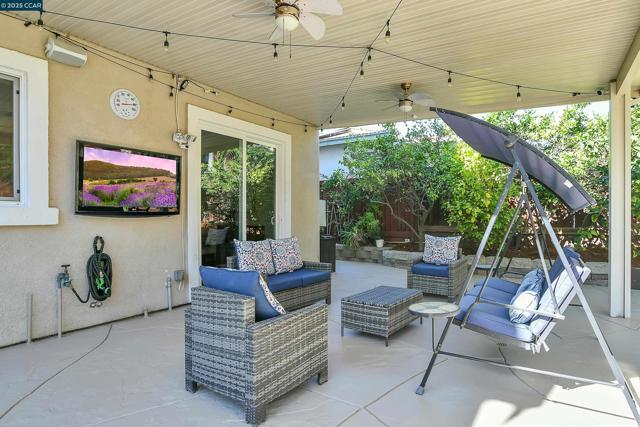 2593 Camel Back Rd, Brentwood CA: https://media.crmls.org/mediaz/1b7a1d5f-95bf-488c-bade-aac640408e28.jpg