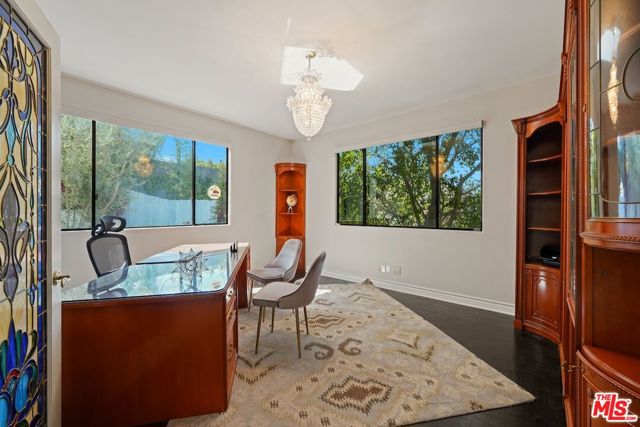 15656 Crownridge Place, Sherman Oaks CA: https://media.crmls.org/mediaz/1b7a59c1-d8ea-4f3f-b8d5-cf1b672f134d.jpg