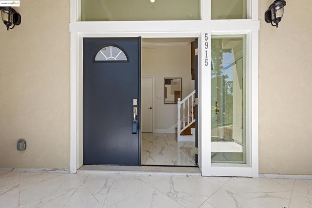 5915 Balboa Dr, Oakland CA: https://media.crmls.org/mediaz/1b7af7ca-004a-4ff5-9633-86c0c847aed4.jpg