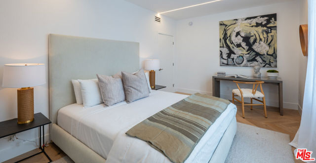 412 N Palm Drive, Beverly Hills CA: https://media.crmls.org/mediaz/1b7b3ec4-ff2a-4965-bcc1-5989a010d3b6.jpg