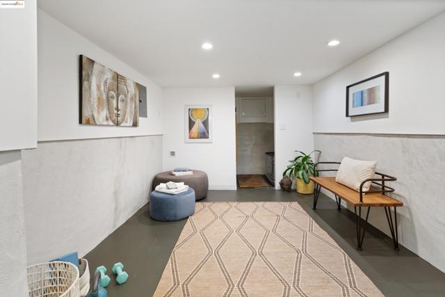 1539 E 38Th St, Oakland CA: https://media.crmls.org/mediaz/1b7cd289-6a89-4f94-acdc-c09ae57d85e3.jpg