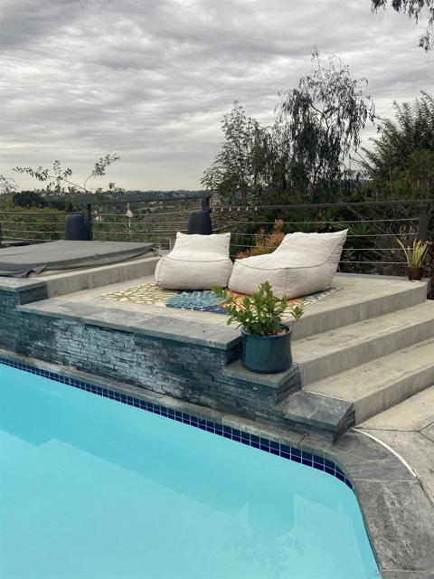 455 Glenncrest Dr, Solana Beach CA: https://media.crmls.org/mediaz/1b7cf1d6-2296-48e8-851b-b7751b55d675.jpg