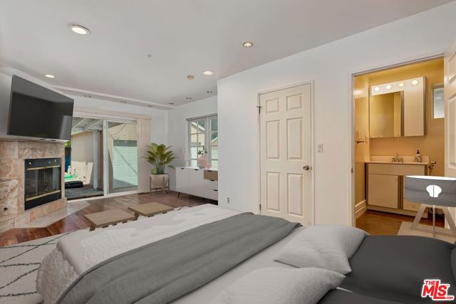 5049 Hesperia Avenue, Encino CA: https://media.crmls.org/mediaz/1b7d9cab-e69f-494d-8ea4-ad466f3b510c.jpg