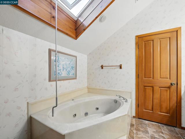 2000 Curry Canyon Rd, Clayton CA: https://media.crmls.org/mediaz/1b7d9d31-07f3-49bd-a3d3-7eeb70253537.jpg