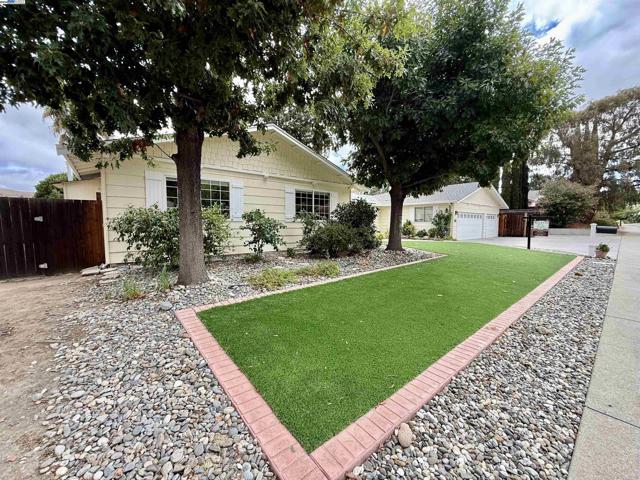 5647 Southbrook Dr, Clayton CA: https://media.crmls.org/mediaz/1b7dec18-a72a-4cc9-b8cb-0d48d5b25d51.jpg