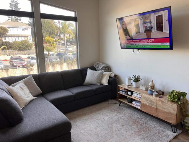 687 S Coast Highway, Encinitas CA: https://media.crmls.org/mediaz/1b7e25da-7c4c-4133-96c7-de04f4467700.jpg