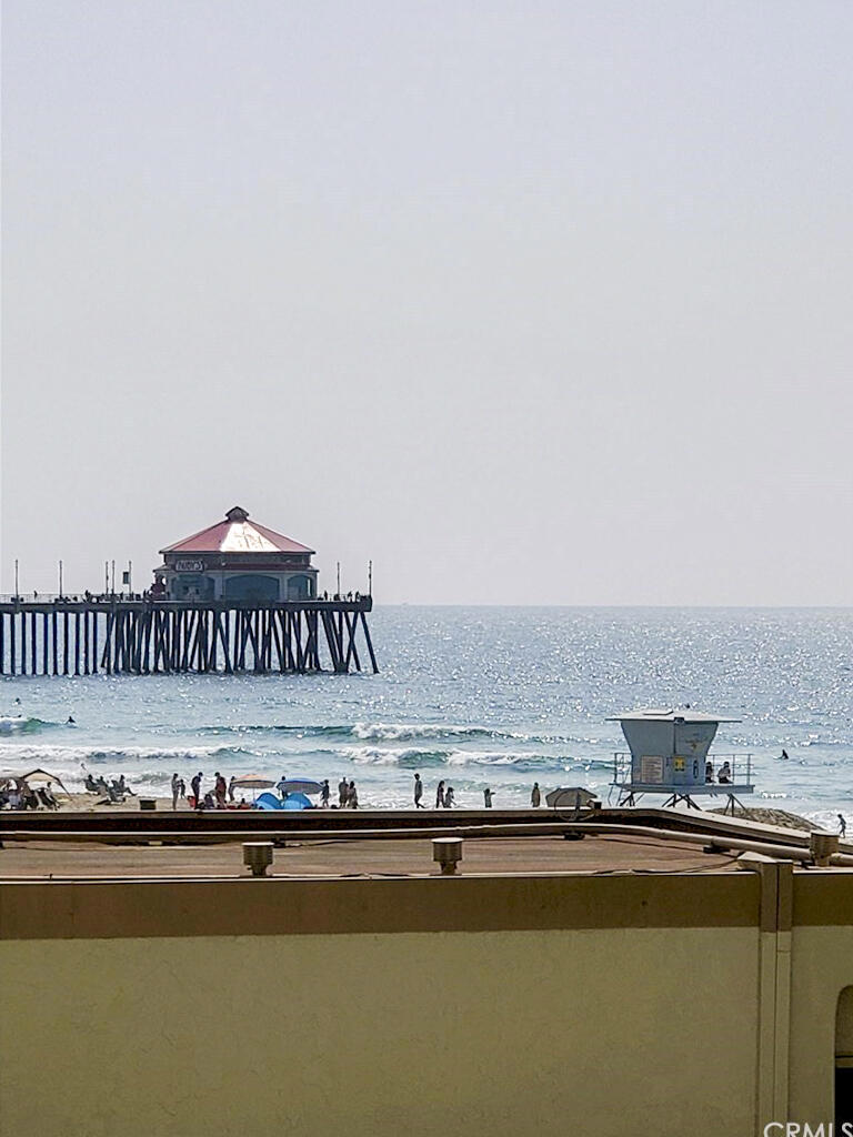 https://media.crmls.org/mediaz/1b7f75a9-6786-40c9-94f0-aa7604d4a8c6.jpg?preset=X-Large