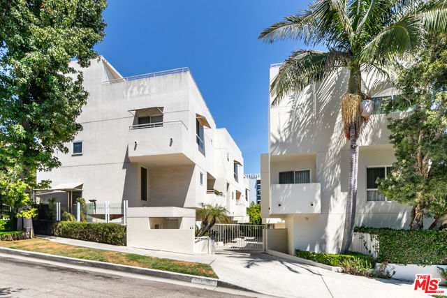 1020 Hilldale Avenue, West Hollywood CA: https://media.crmls.org/mediaz/1b7fa856-8bc6-4e0d-a61a-172081e713b5.jpg