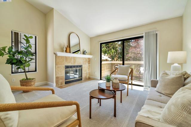383 Eastridge Dr, San Ramon CA: https://media.crmls.org/mediaz/1b7fc03c-f6cc-4997-872e-7cb1d1d90419.jpg