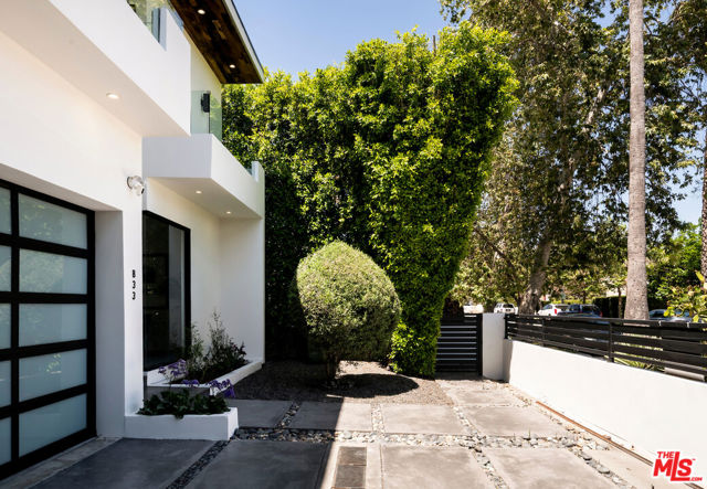833 N Cherokee Avenue, Los Angeles CA: https://media.crmls.org/mediaz/1b80210f-d26a-4458-9d55-3721e1050add.jpg