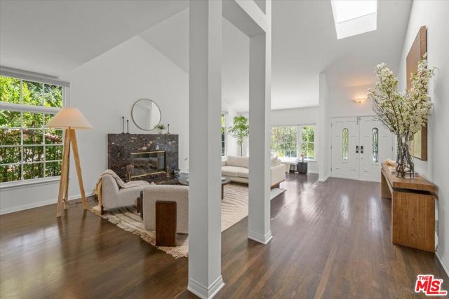 10411 Windtree Drive, Bel Air CA: https://media.crmls.org/mediaz/1b80501f-b954-4049-999d-9e9d4925e990.jpg