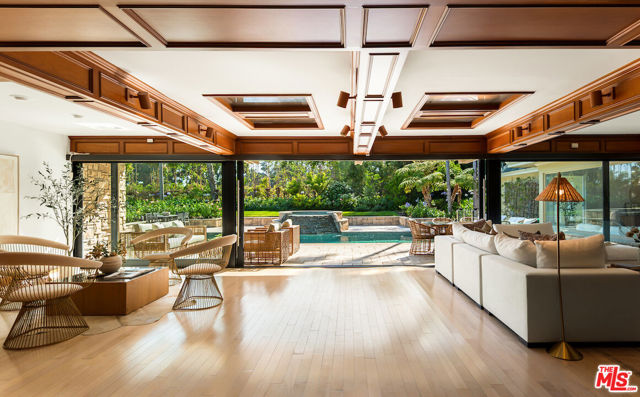9996 Sunset Boulevard, Beverly Hills CA: https://media.crmls.org/mediaz/1b8076ed-9429-4d23-892a-021f122ec02b.jpg