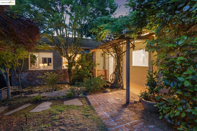 1025 Creston Rd, Berkeley CA: https://media.crmls.org/mediaz/1b809968-6ad9-4032-9fd9-613c3c2ac1fc.jpg