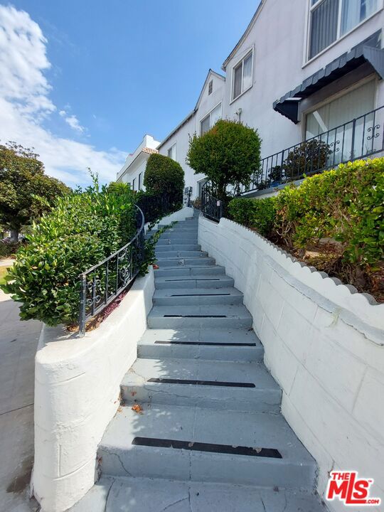 1296 S Citrus Avenue, Los Angeles CA: https://media.crmls.org/mediaz/1b80e66e-2849-4916-9a15-e6cb01af1c52.jpg