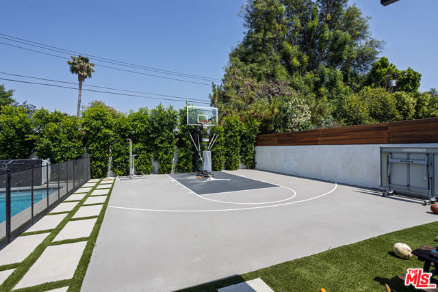 6610 Farralone Avenue, Woodland Hills CA: https://media.crmls.org/mediaz/1b81c6b3-0b3c-4eb7-85b5-e4910e211a60.jpg