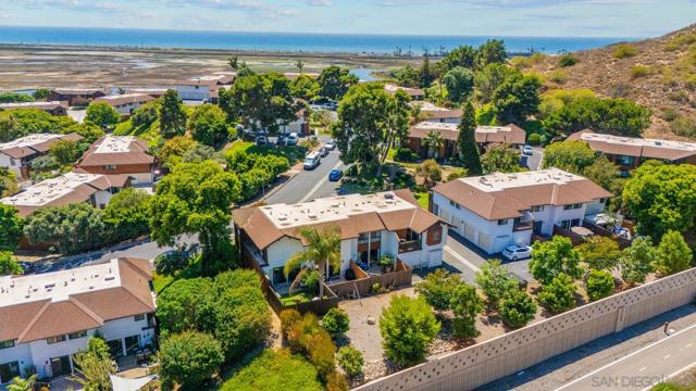 2459 Caminito Ocean Cv, Cardiff by the Sea CA: https://media.crmls.org/mediaz/1b81d007-9d74-4b6d-aaf9-503a79143024.jpg