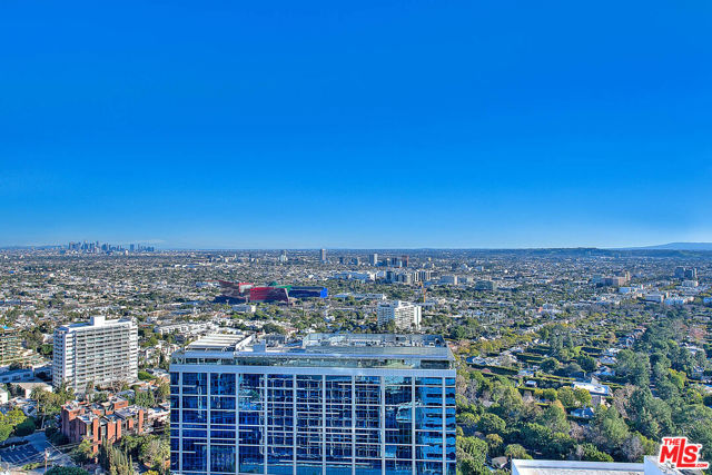 9255 Doheny Road, West Hollywood CA: https://media.crmls.org/mediaz/1b82544b-ae40-4c2a-be48-baff83f53d87.jpg