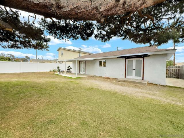 1427 Signal Ave, San Diego CA: https://media.crmls.org/mediaz/1b86402a-1721-45a6-83ae-e9b1ae3f378f.jpg