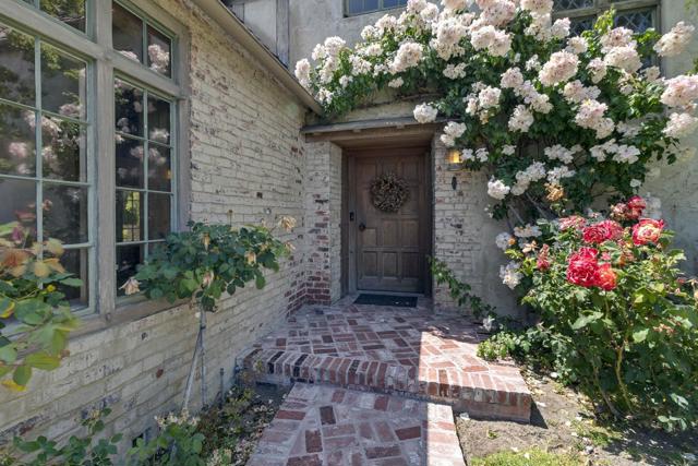 8 Los Laureles Avenue, Salinas CA: https://media.crmls.org/mediaz/1b86557e-982b-43e0-b146-aacc8aff992f.jpg