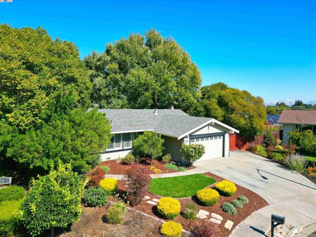 7776 Dublin Green Ct, Dublin CA: https://media.crmls.org/mediaz/1b869c0a-ed98-434c-a888-2076d2b65767.jpg