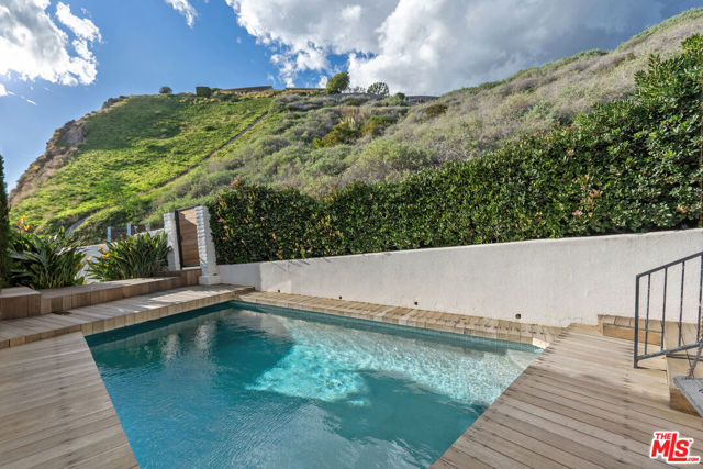 21715 Rambla Vista, Malibu CA: https://media.crmls.org/mediaz/1b873680-27cc-48ee-a1c9-6098fbbb5792.jpg