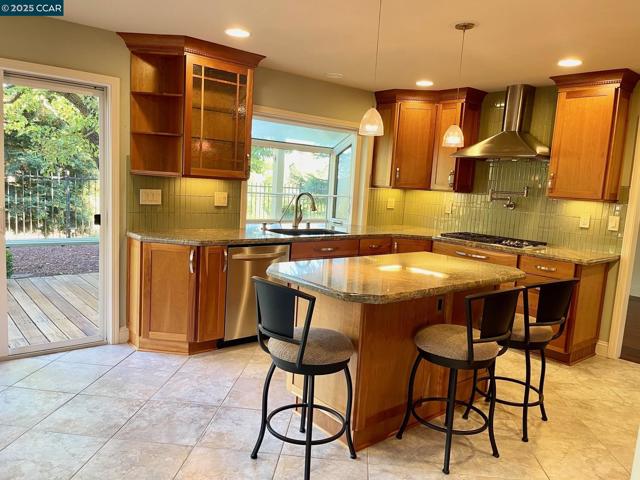 1020 Canyon Hills Road, San Ramon CA: https://media.crmls.org/mediaz/1b8835c2-dd07-4e3c-86ef-002a0046a16a.jpg