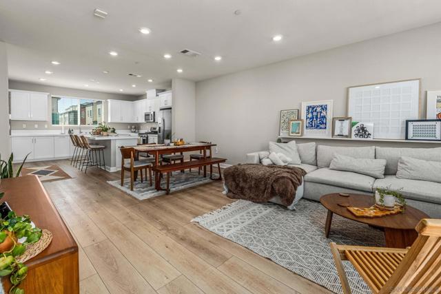 1821 Onyx Ln, Chula Vista CA: https://media.crmls.org/mediaz/1b889d41-3e56-4b93-8bbc-1746ce24f55d.jpg