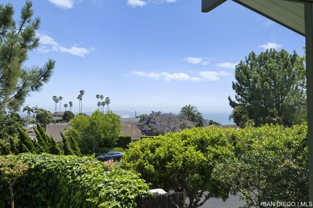 5931 Citadel CIR, La Jolla CA: https://media.crmls.org/mediaz/1b88e6bf-c1b0-46e2-90c2-245c0d0e4b4e.jpg