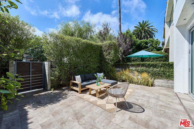 653 Oxford Ave, Venice CA: https://media.crmls.org/mediaz/1b894f1c-a199-4ed7-823e-b505e4ac2d2b.jpg