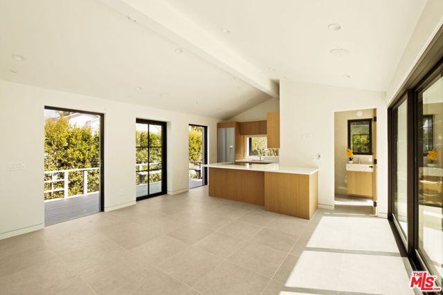 408 Linnie Canal, Venice CA: https://media.crmls.org/mediaz/1b895e4c-a32d-4579-bef0-5021f63bec29.jpg