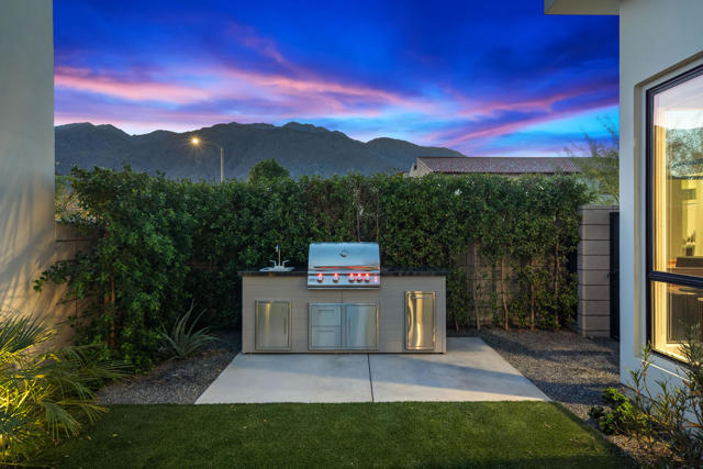 161 Holliday Way, Palm Springs CA: https://media.crmls.org/mediaz/1b89b25e-a5bf-4fb6-9fc3-13d9bc0b3e06.jpg