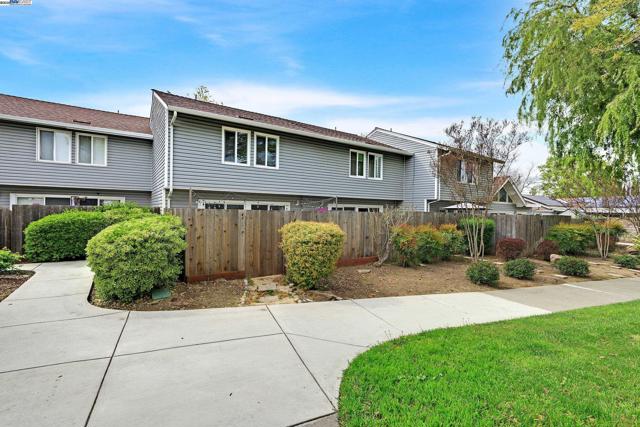 992 Del Norte Dr, Livermore CA: https://media.crmls.org/mediaz/1b8a03d2-b932-4da6-a2c1-238b4a992588.jpg