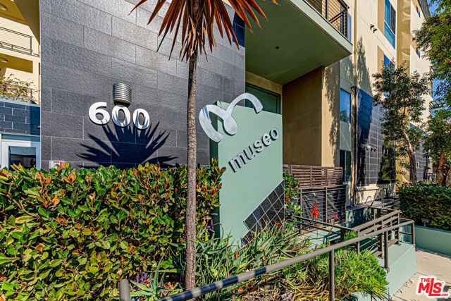 600 S Ridgeley Drive, Los Angeles CA: https://media.crmls.org/mediaz/1b8a7fa0-e259-4a89-824a-6e6bfbc3a169.jpg