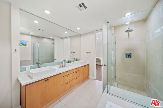 16755 Encino Hills Drive, Encino CA: https://media.crmls.org/mediaz/1b8a9be1-7759-41fe-b42f-8661aa47a485.jpg