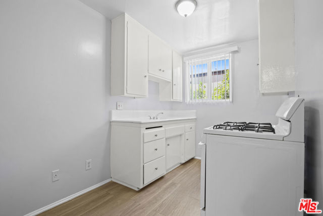 115 N Oak Street, Inglewood CA: https://media.crmls.org/mediaz/1b8c53e9-c115-464c-bc90-3138b877319b.jpg