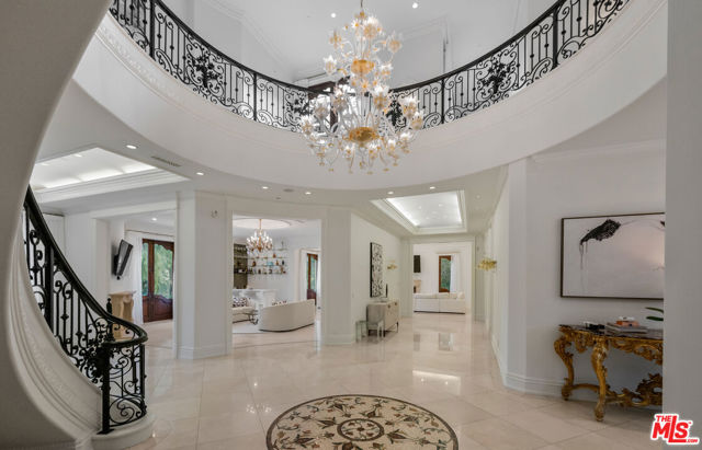 1021 N Crescent Drive, Beverly Hills CA: https://media.crmls.org/mediaz/1b8cfa01-0b24-4378-a4b4-26b65f80d07f.jpg