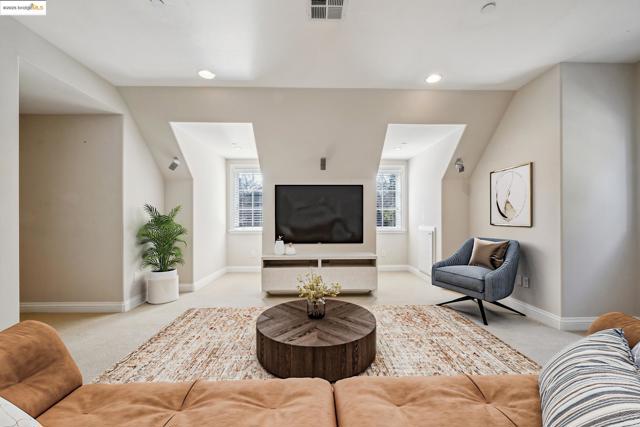 21 Samantha Dr, Lafayette CA: https://media.crmls.org/mediaz/1b8d9235-3924-44f2-9ca4-10fe08d2138f.jpg