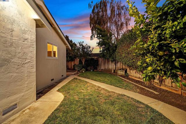 35629 Dee Pl, Fremont CA: https://media.crmls.org/mediaz/1b8dc904-dad3-4977-8777-872d218f68d2.jpg