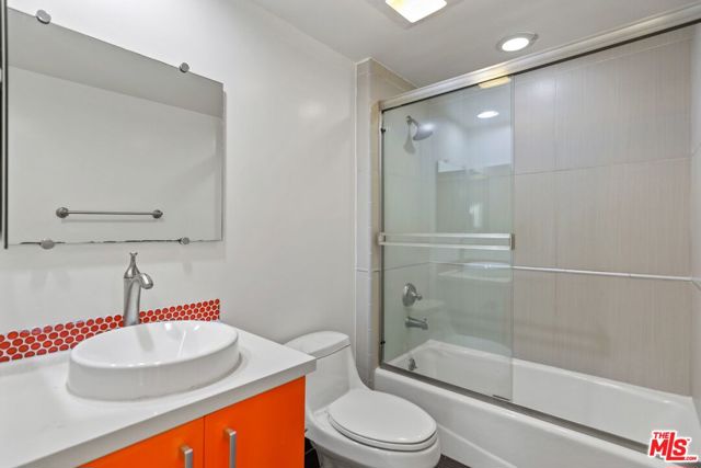 1331 Amherst Avenue, Los Angeles CA: https://media.crmls.org/mediaz/1b8de433-dc0c-4561-bc53-f0971b9dba31.jpg