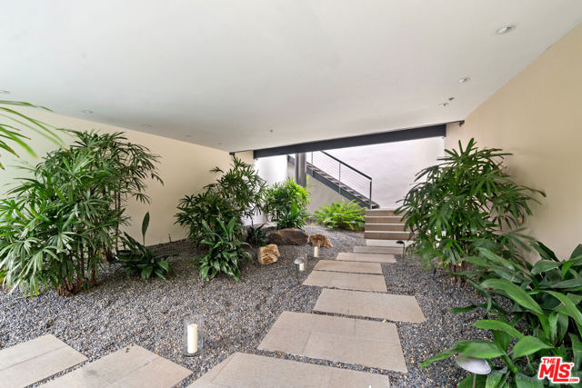 2207 Bowmont Drive, Beverly Hills CA: https://media.crmls.org/mediaz/1b8e09d7-19e3-43d8-9ff9-1217e7b7d778.jpg