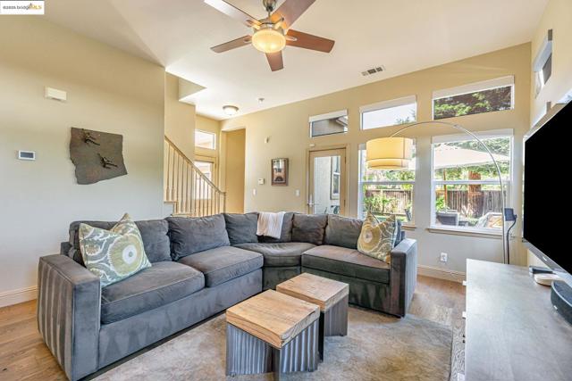 548 Gabriel Ct, Walnut Creek CA: https://media.crmls.org/mediaz/1b8e8268-38d6-43d6-b8dc-77809027712c.jpg