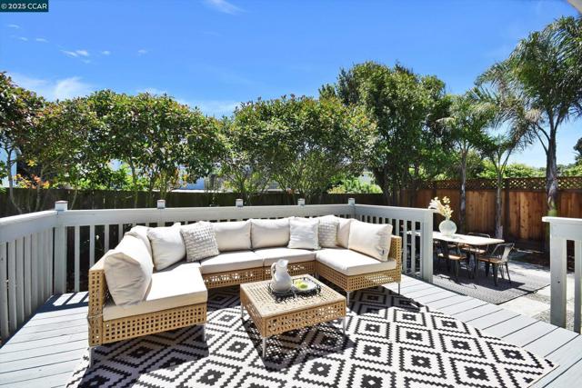 423 Casa Del Mar Dr, Half Moon Bay CA: https://media.crmls.org/mediaz/1b8eb322-e536-4a07-a584-9a762af927f1.jpg