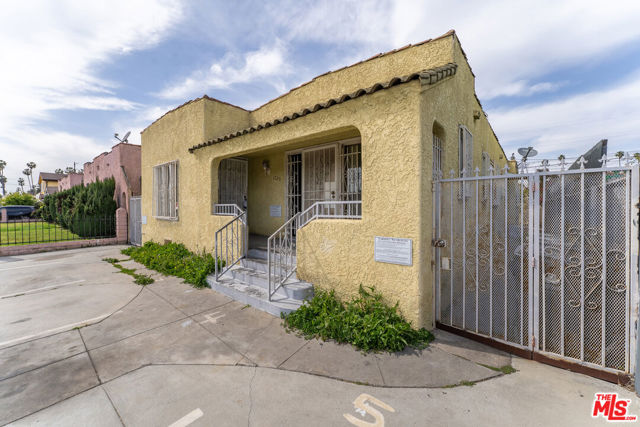 1723 W 52nd Street, Los Angeles CA: https://media.crmls.org/mediaz/1b8f4174-a5d6-4aa6-8714-bd1daed2c8b5.jpg
