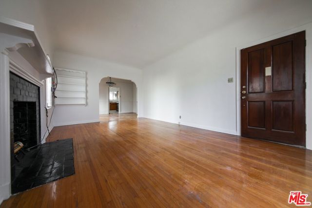224 S Gale Drive, Beverly Hills CA: https://media.crmls.org/mediaz/1b905fc3-b542-41e4-80ae-7b48861a3a67.jpg