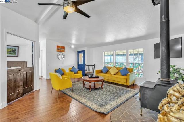 1170 Graceland Pl,  CA: https://media.crmls.org/mediaz/1b920800-7676-4609-b309-3e89b5dfd5fb.jpg