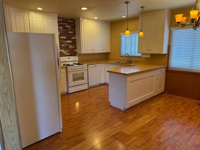 542 English Avenue, Monterey CA: https://media.crmls.org/mediaz/1b923efa-a730-4ea8-b4b3-cb4c8d302231.jpg