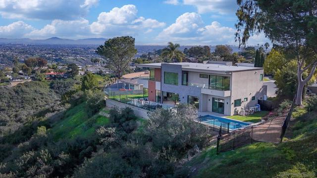 2448 Sagebrush Ct, La Jolla CA: https://media.crmls.org/mediaz/1b927a9f-ed57-495d-b972-b93e654a67ea.jpg