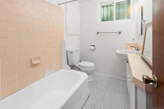 415 W Nutmeg St, San Diego CA: https://media.crmls.org/mediaz/1b928279-21ad-47ca-9ac4-4a9c26962ad4.jpg